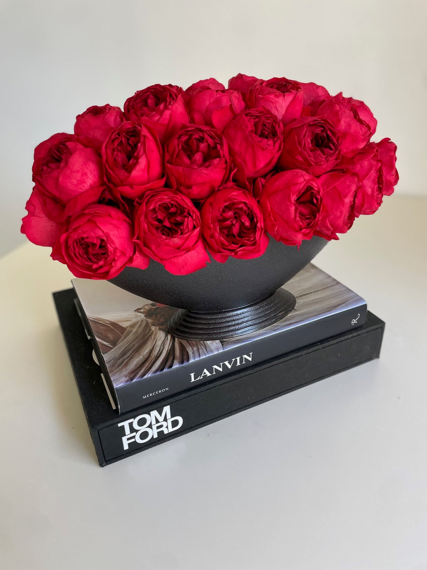 ROBERT GORDON BLACK POT: Everlasting Red Peonies