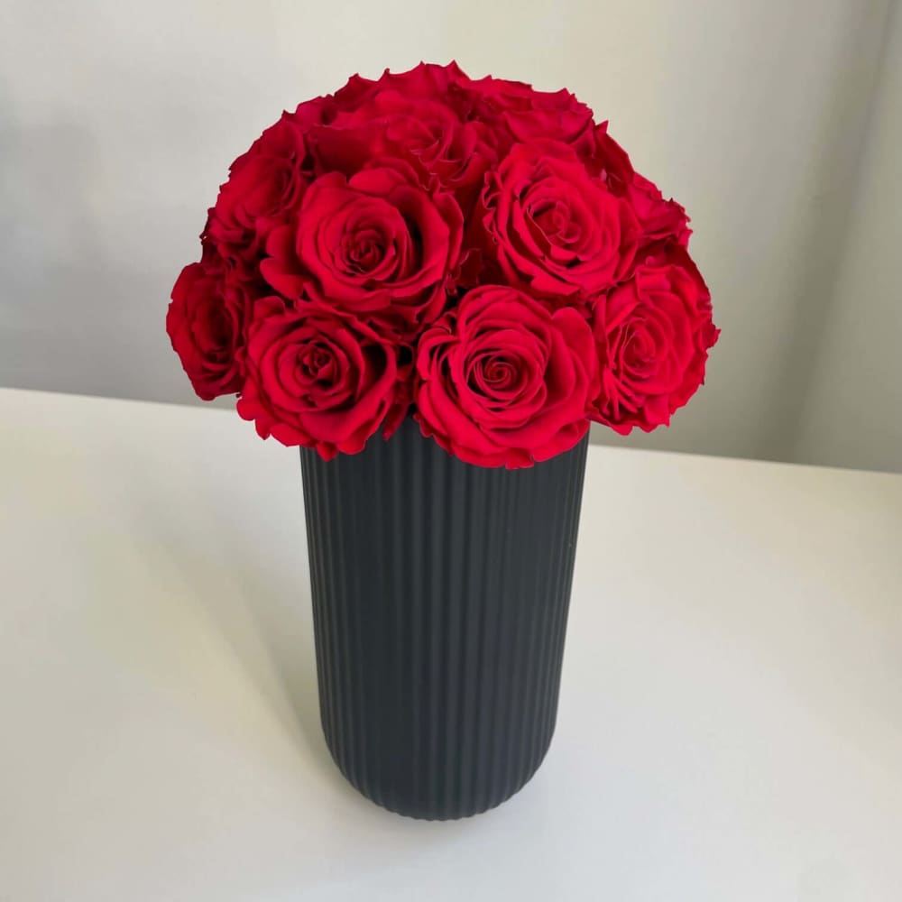 RIBBED POT: Everlasting Roses - Black - Flowers
