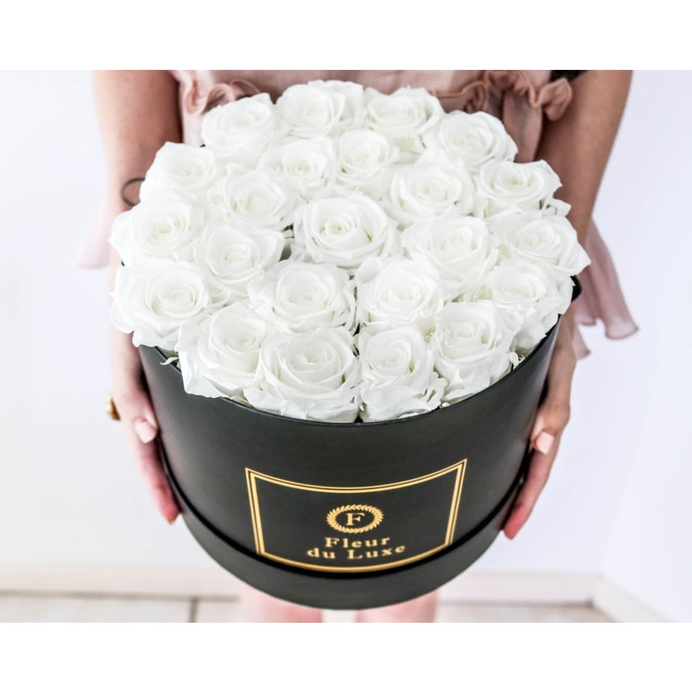 ROUND BOX: Signature Roses Red - White / Black - Flowers