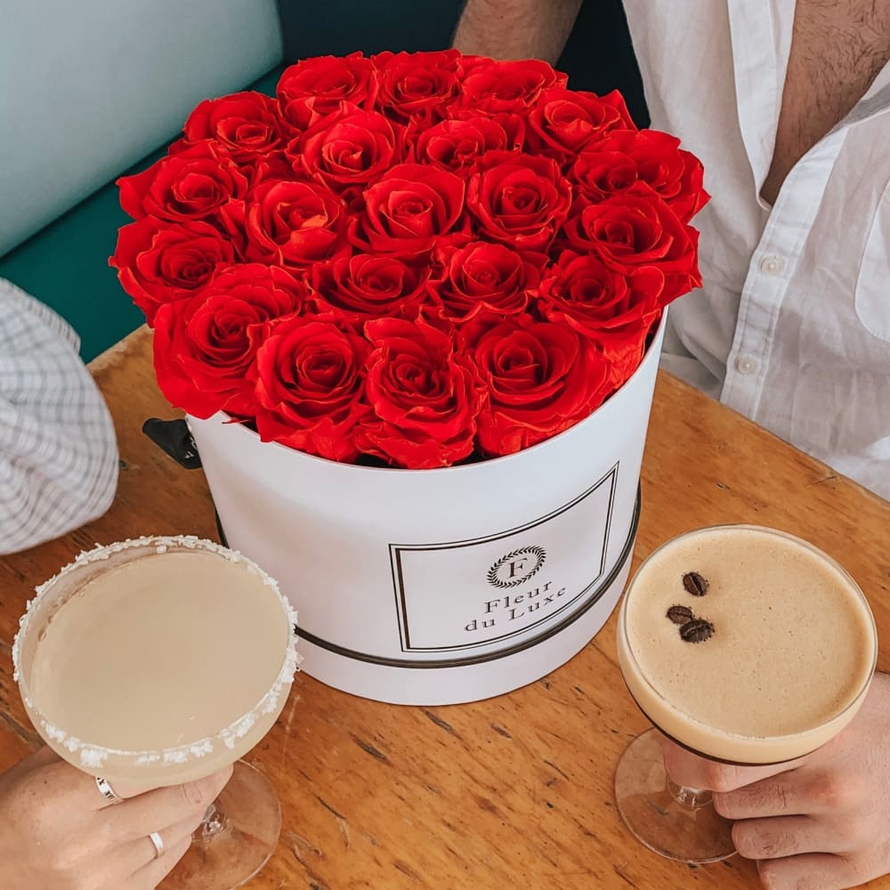 ROUND BOX: Signature Roses White - Cherry Red / White -