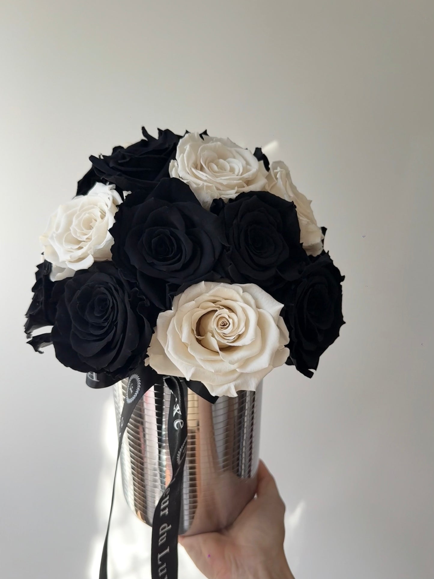 STAINLESS STEEL POT: Monochrome Roses
