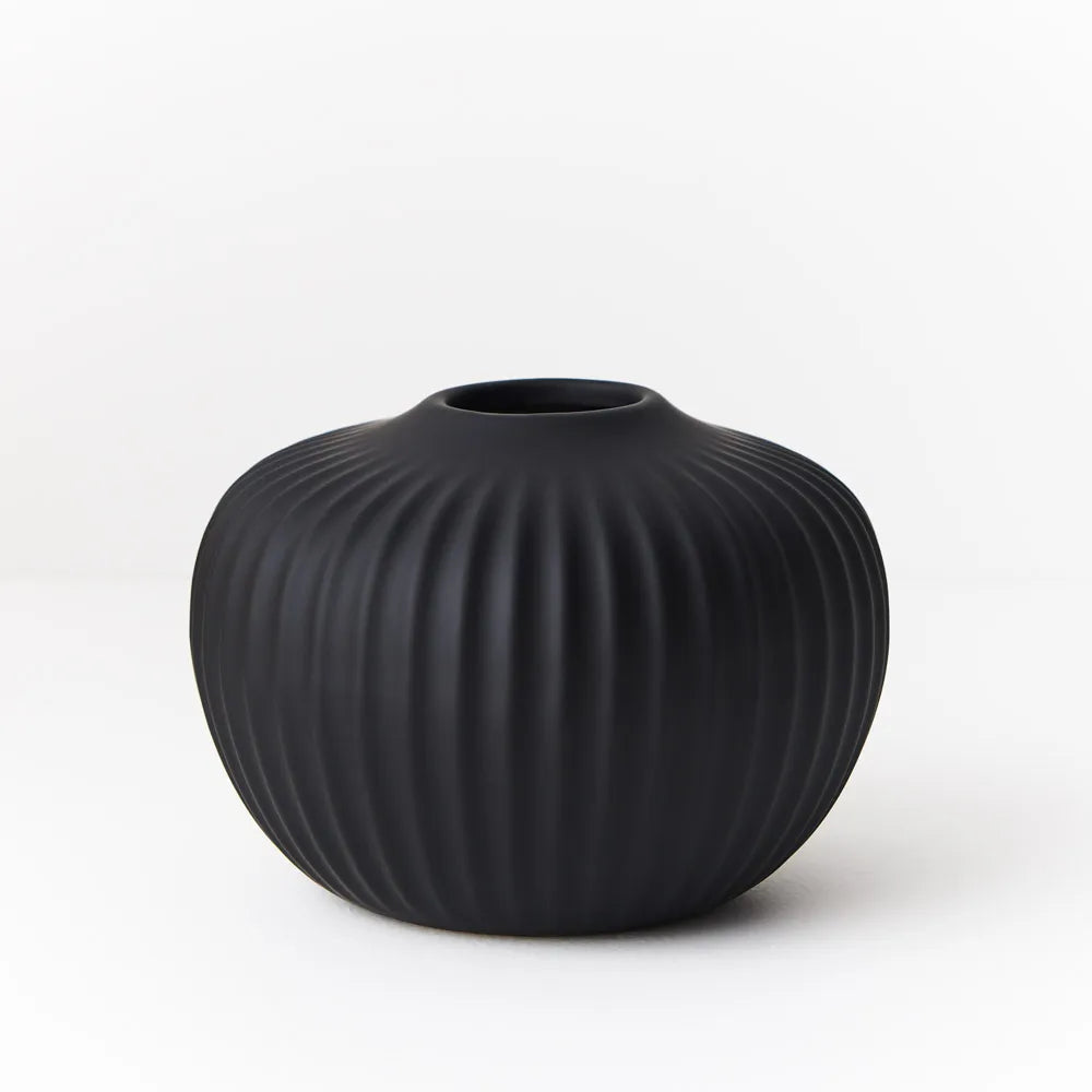 HOME: Black Ribbed Pot