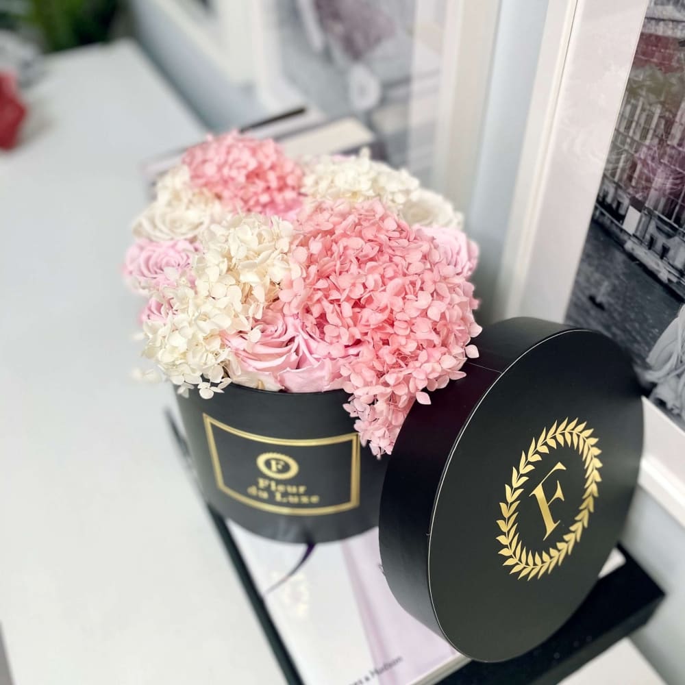 ROUND BOX: Mixed Hydrangea Baby Pink - Baby Pink / Black -