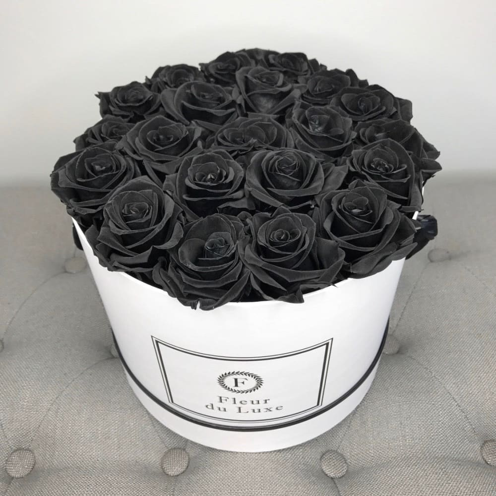 ROUND BOX: Signature Roses Red - Black / White - Flowers