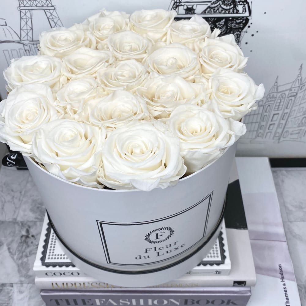 ROUND BOX: Signature Roses Red - White / White - Flowers