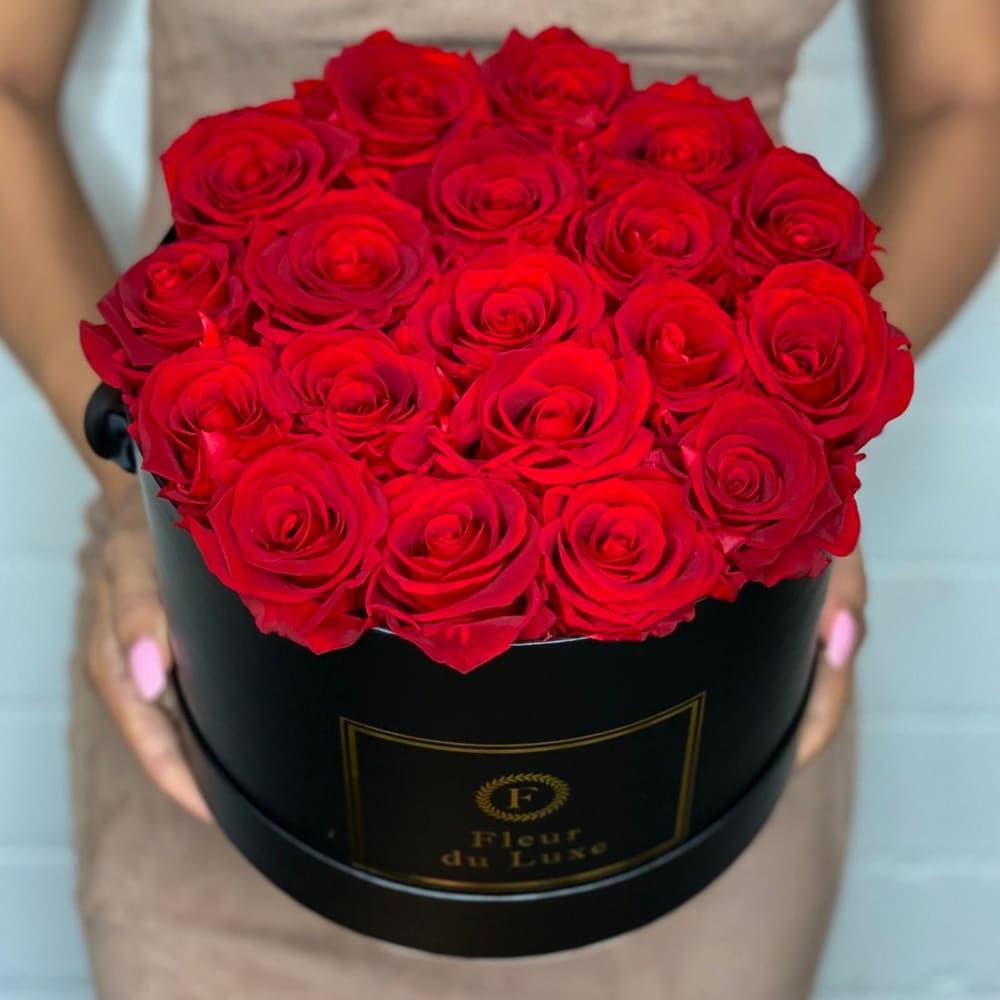ROUND BOX: Signature Roses Soft Pink - Cherry Red / Black -