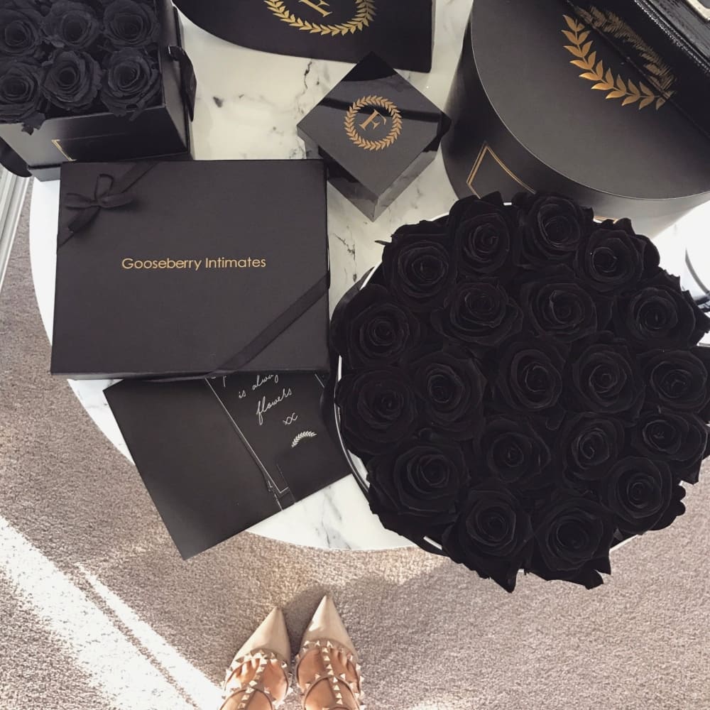 ROUND BOX: Signature Roses Velvet Black - Flowers