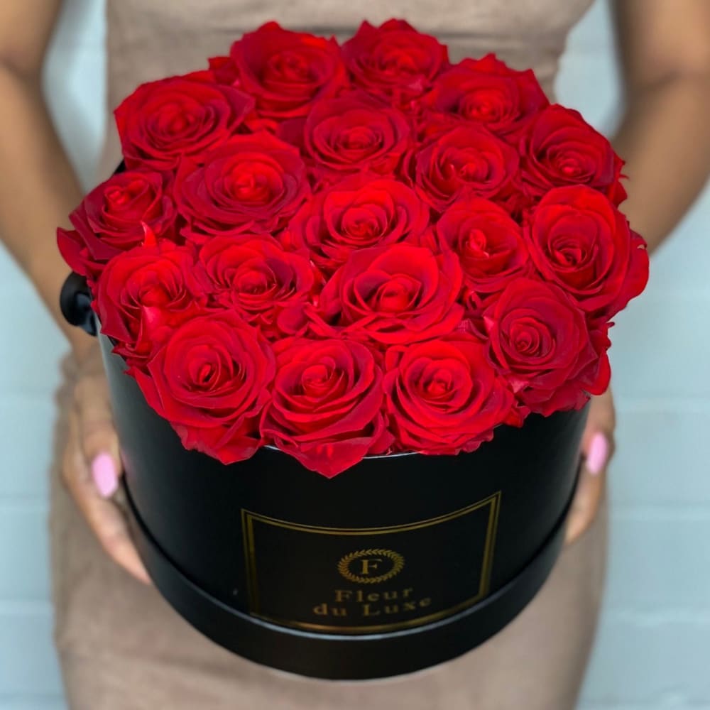 ROUND BOX: Signature Roses White - Cherry Red / Black -