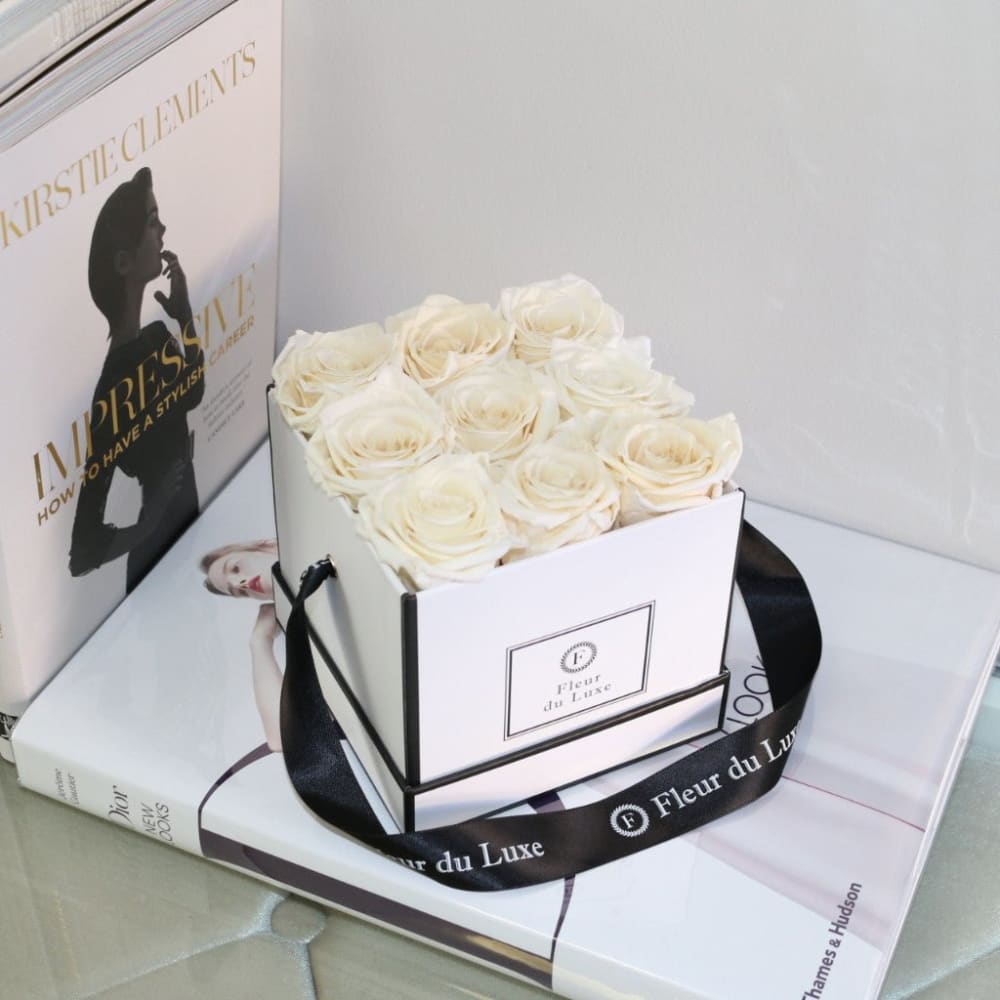 SQUARE BOX: Long-lasting Soft Pink Signature Roses - White /